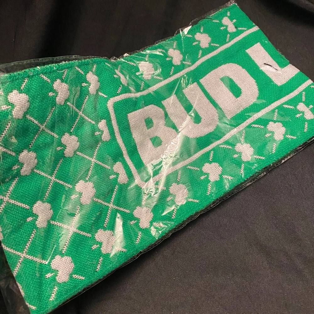 Bulls-Promo Scarf w/Bud‎ Light and Clovers,Grn/Blk
